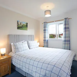  Apartment Ideal Location With Free On-site Private Parking